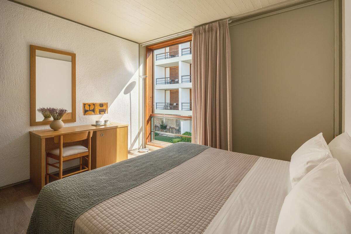 classic double room | 1 bedroom, hypo-allergenic bedding, in-room safe, desk