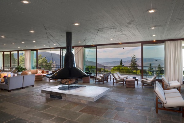 Lobby lounge
