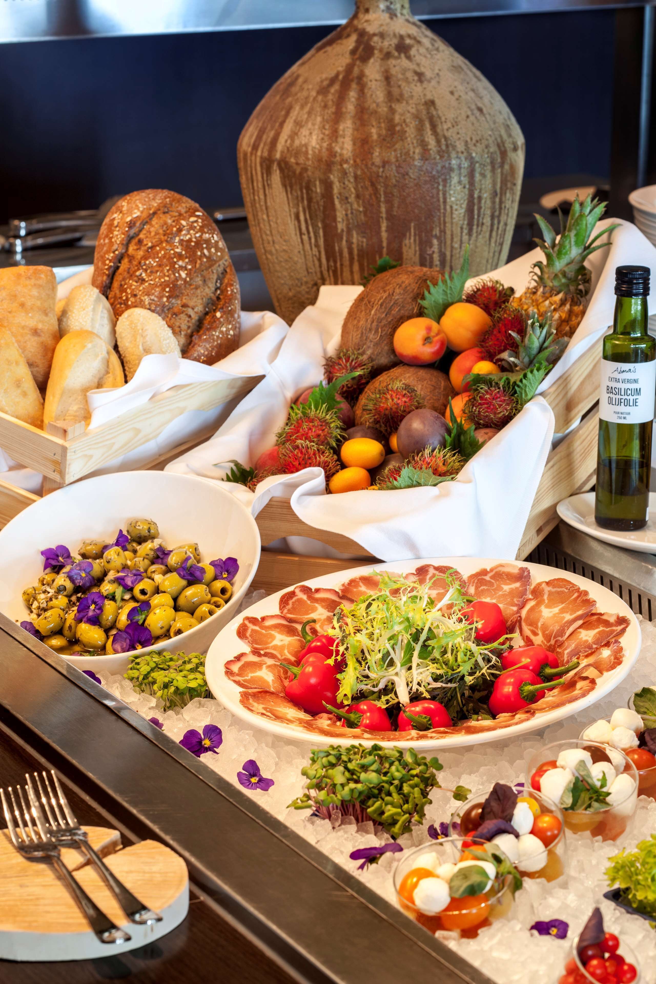 lunch and dinner served, international cuisine