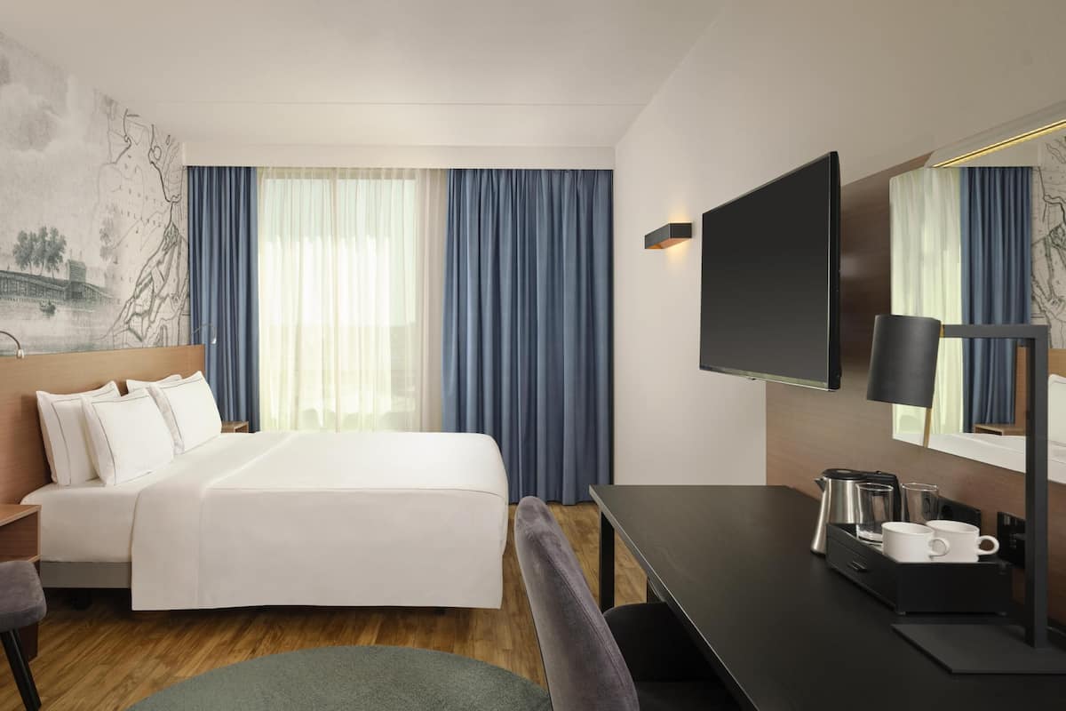 Kamar Superior, 1 Tempat Tidur Queen | Seprai antialergi, selimut bulu angsa, minibar, dan brankas