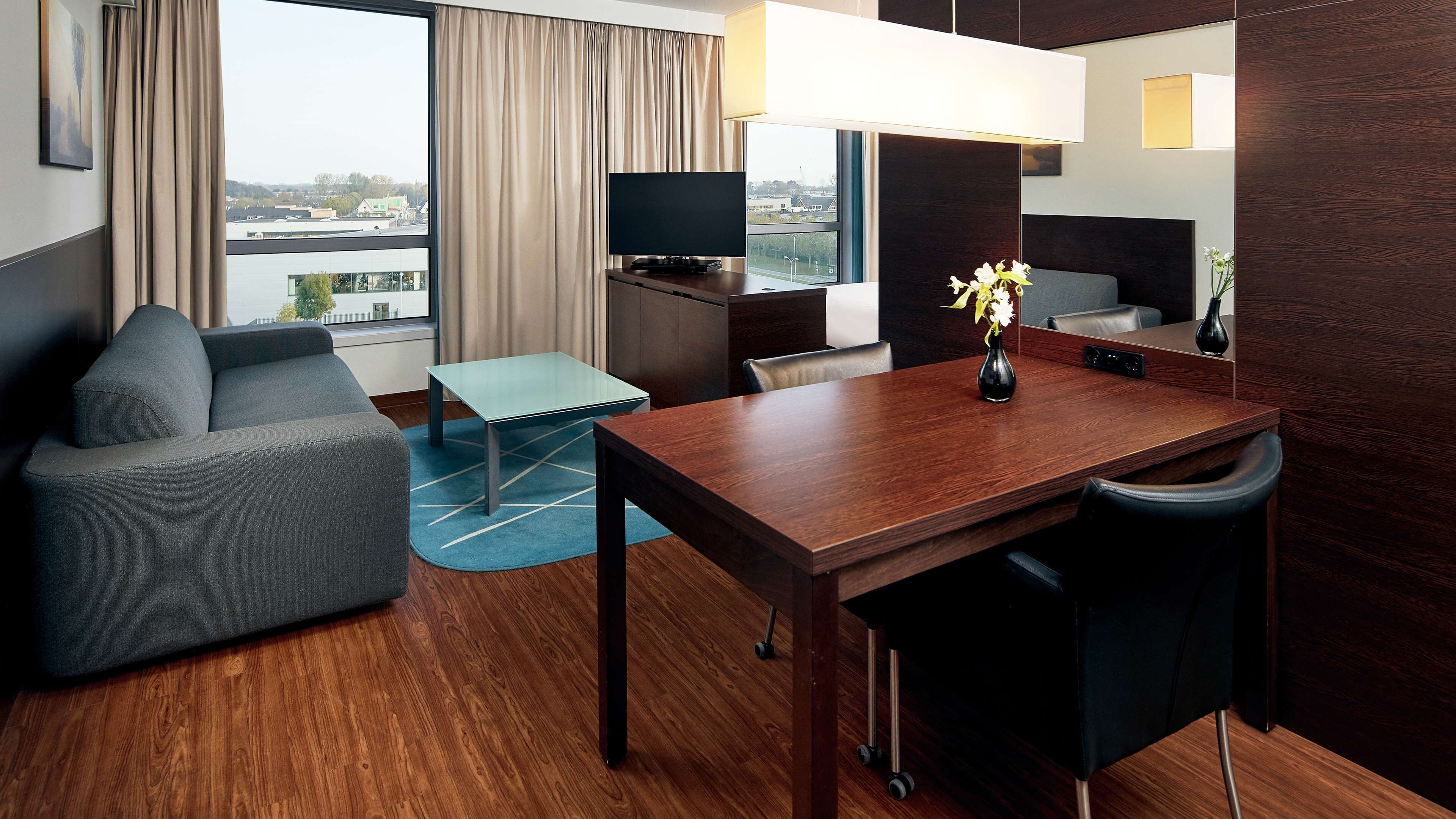 executive room, 1 queen bed | hypo-allergenic bedding, down duvets, minibar, in-room safe