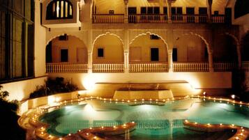 Piscina externa, espreguiçadeiras