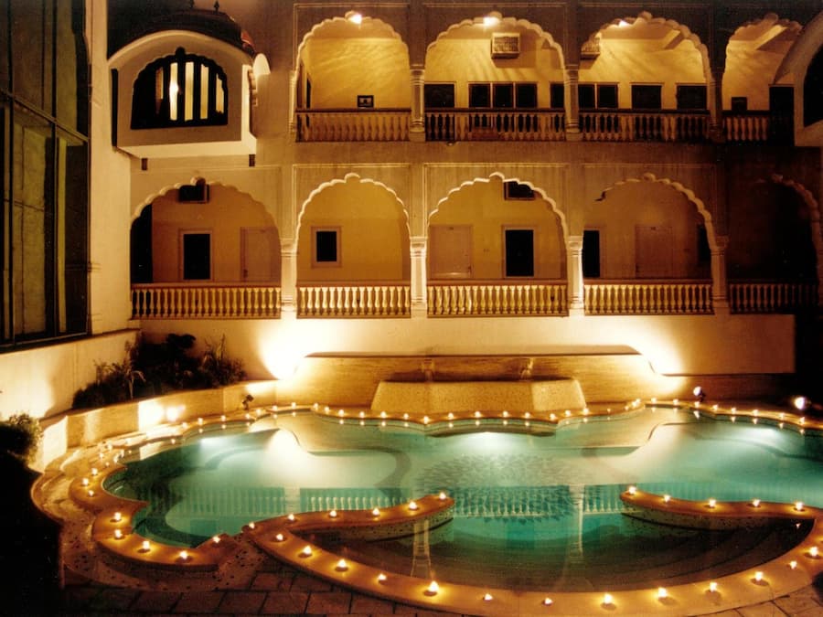 Piscina externa, espreguiçadeiras