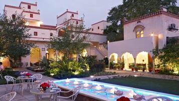Outdoor pool, pool loungers