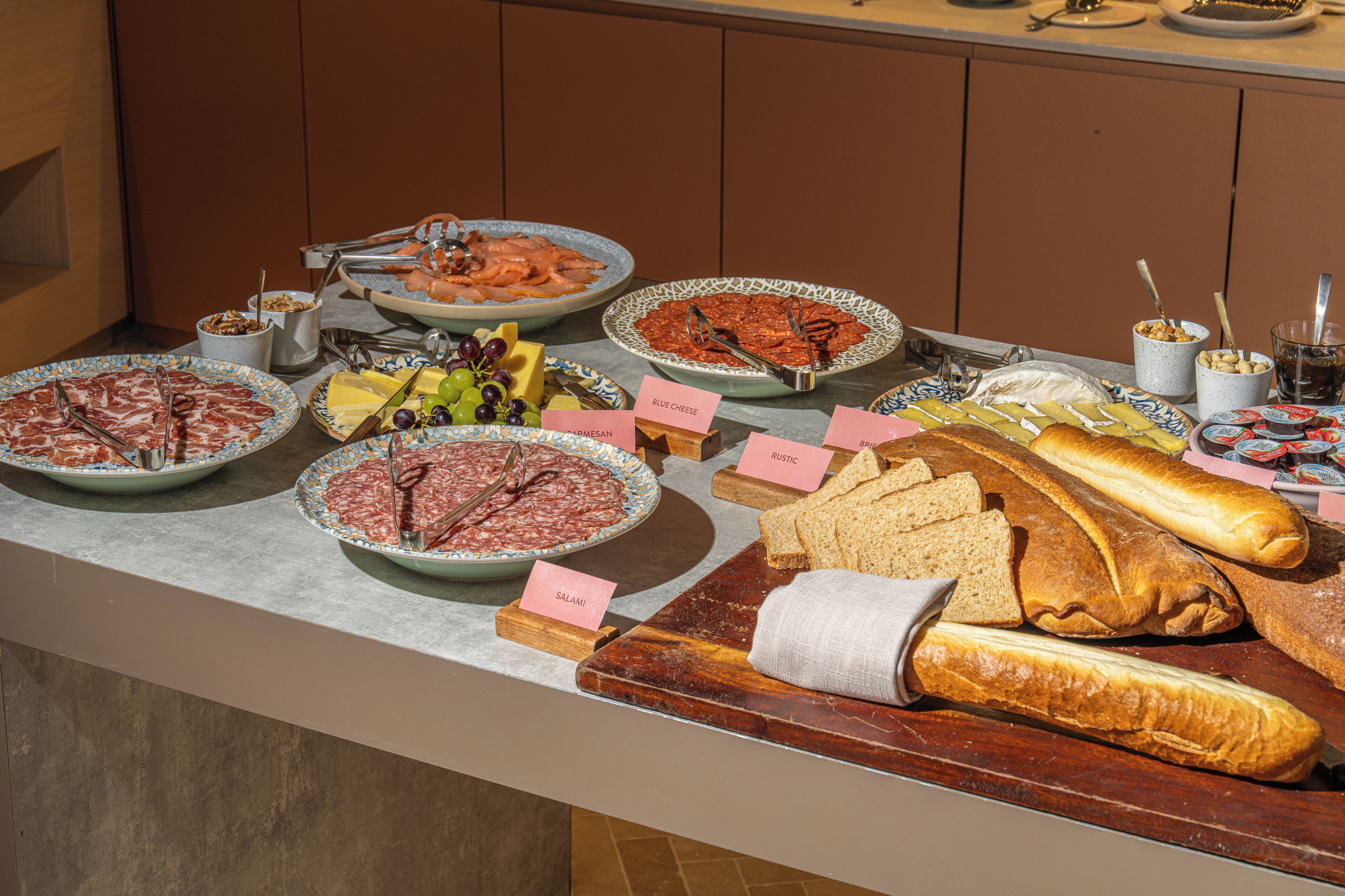 Een buffet met verschillende soorten eten en labels.