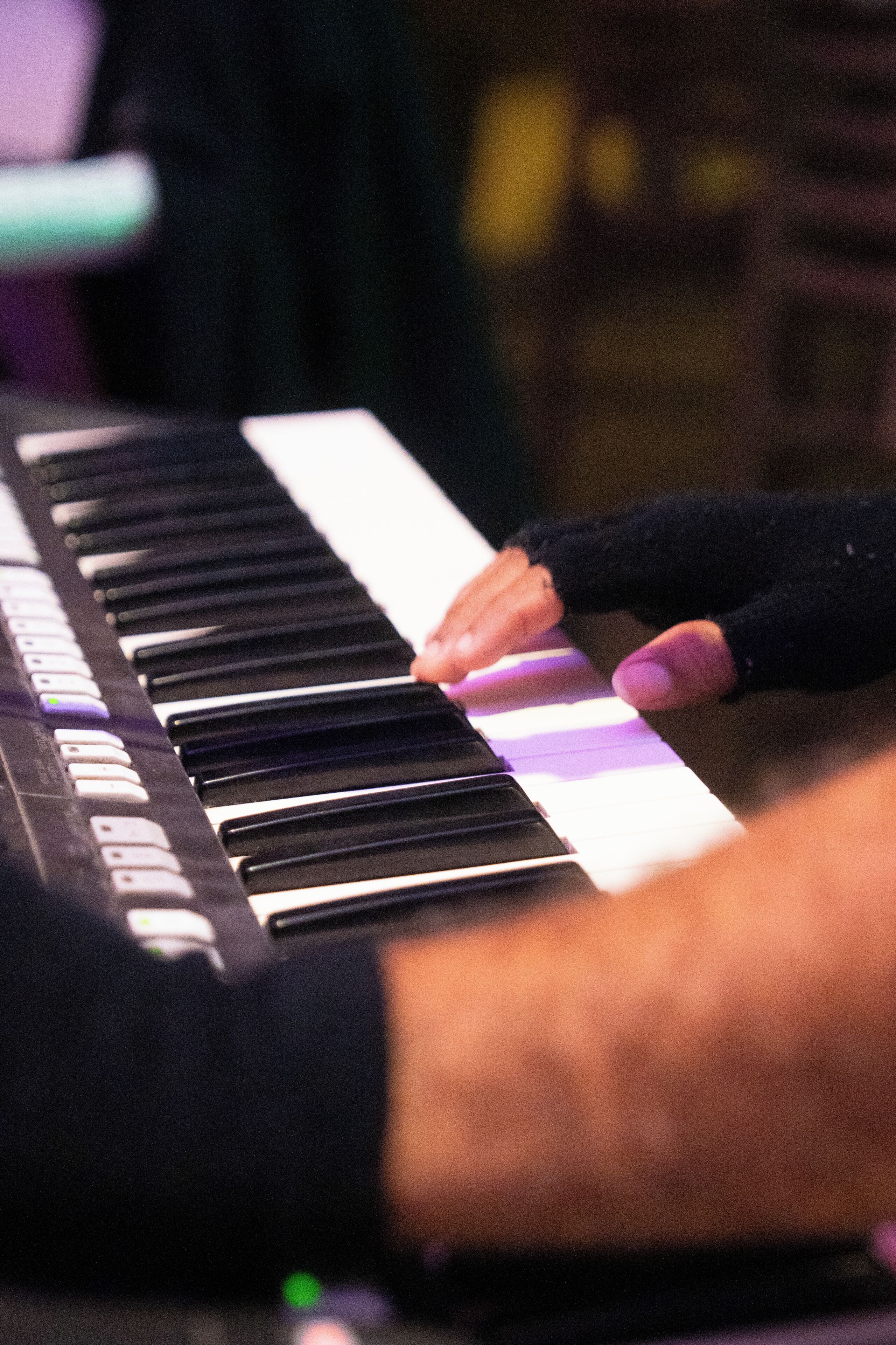 Gros plan d’un clavier, avec des touches enfoncées.