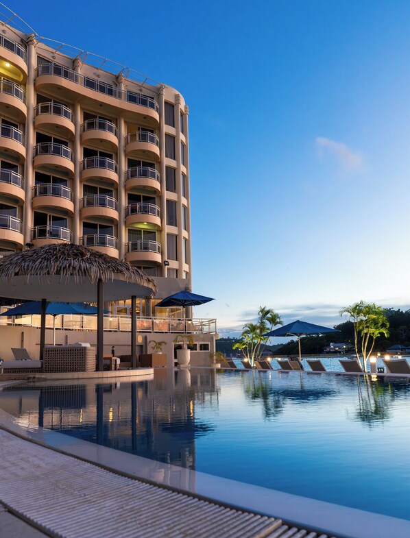 Outdoor pool, pool umbrellas, sun loungers - Grand Hotel and Casino (Port Vila)
