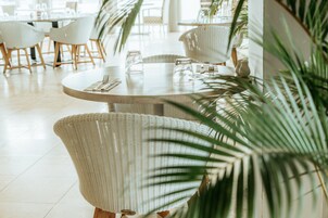 Se sirven desayunos, almuerzos y cenas (con vistas a la piscina) 