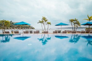 Piscina externa, guarda-sóis, espreguiçadeiras