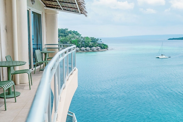 Ropa de cama de alta calidad y caja de seguridad en la habitación