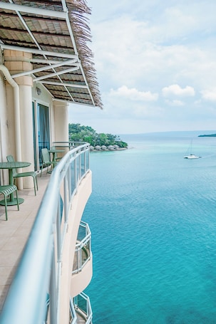 Ropa de cama de alta calidad y caja de seguridad en la habitación . Grand Hotel and Casino