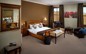 In-room safe, desk, blackout drapes, iron/ironing board - Great National Hotel Ballina (Ballina)