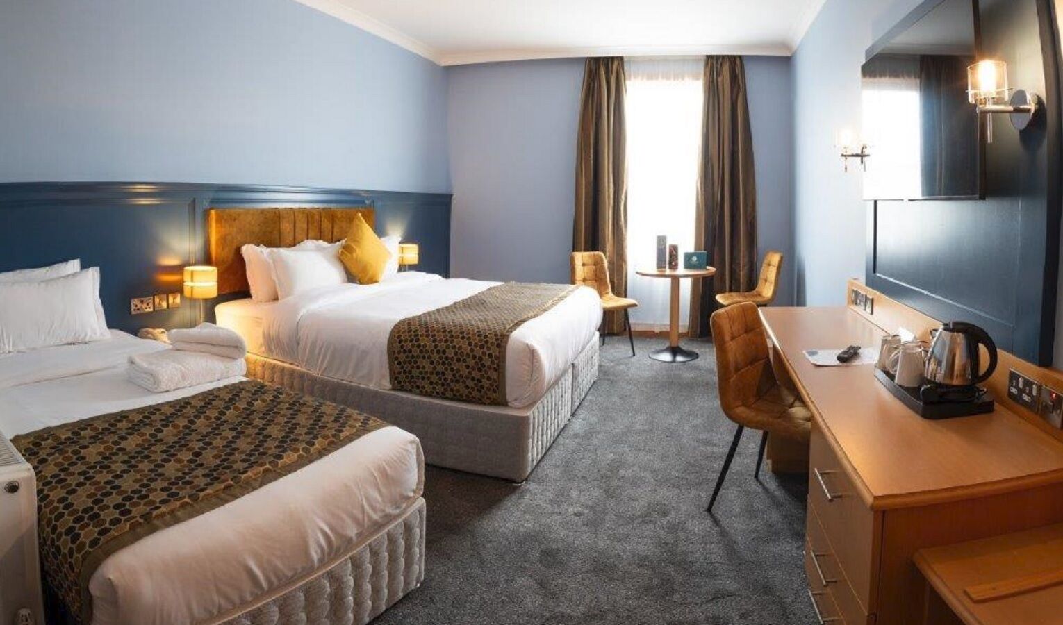 Executive-rum | Värdeförvaringsskåp på rummet, skrivbord och mörkläggningsgardiner