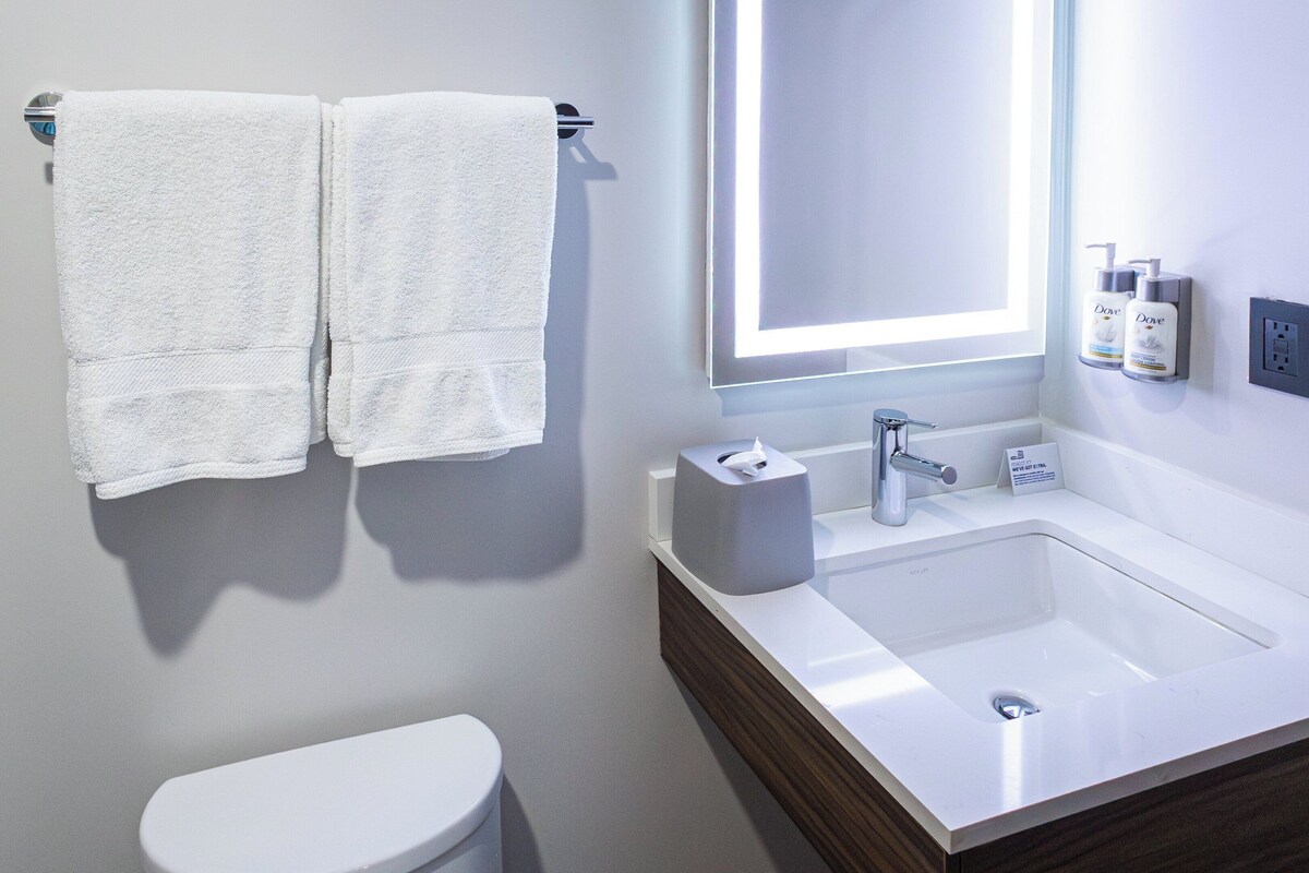 デスク、ノートパソコン用作業スペース、防音設備、アイロン / アイロン台