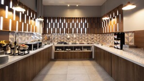 Una cocina moderna con paneles de madera, una disposición tipo buffet y un salpicadero con estampado.