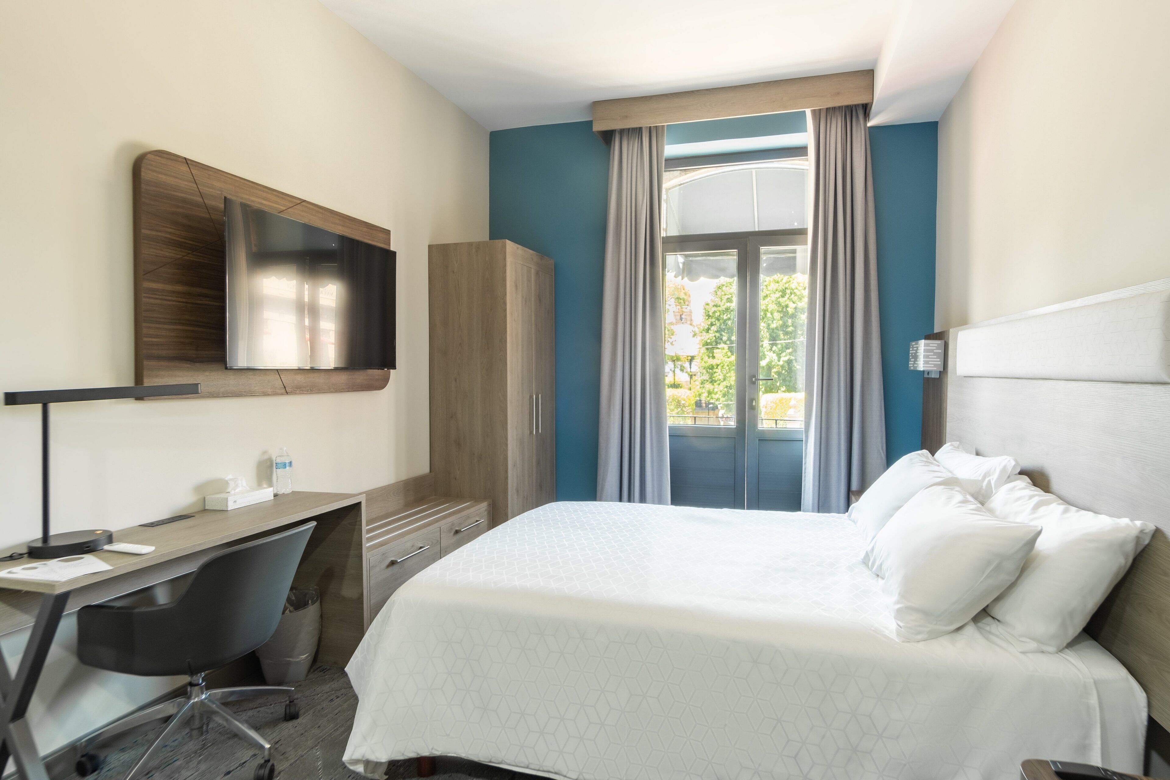 Rom – standard, 1 queensize-seng, balkong, byutsikt (Central Building) | Skrivebord, skrivebord for bærbar PC, lydisolert og strykejern/-brett