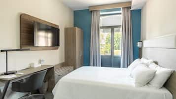 Rom – standard, 1 queensize-seng, balkong, byutsikt (Central Building) | Skrivebord, skrivebord for bærbar PC, lydisolert og strykejern/-brett