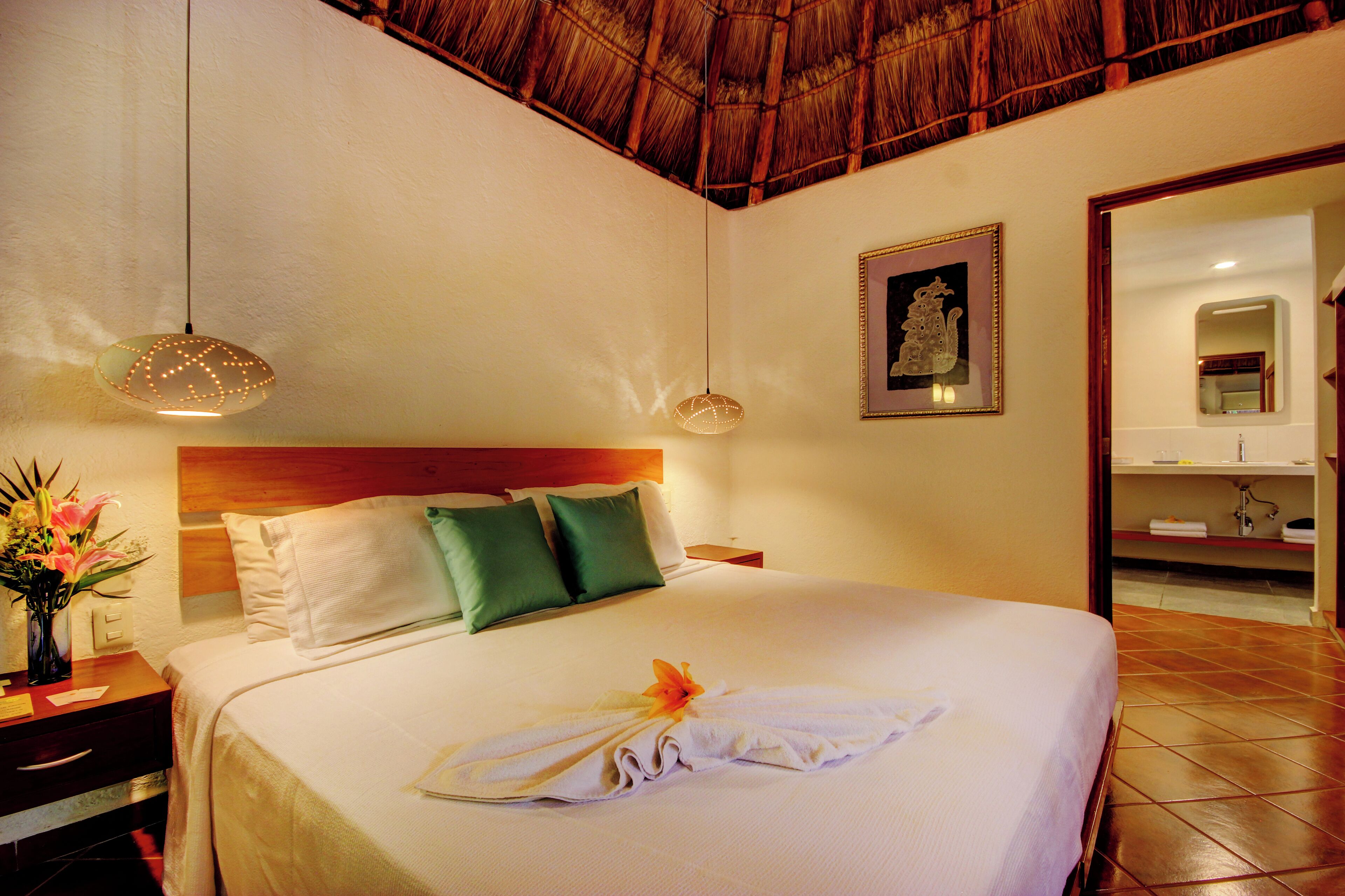 Romantische bungalow, 1 kingsize bed, uitzicht op tuin | Luxe beddengoed, een kluis op de kamer, individueel gedecoreerd