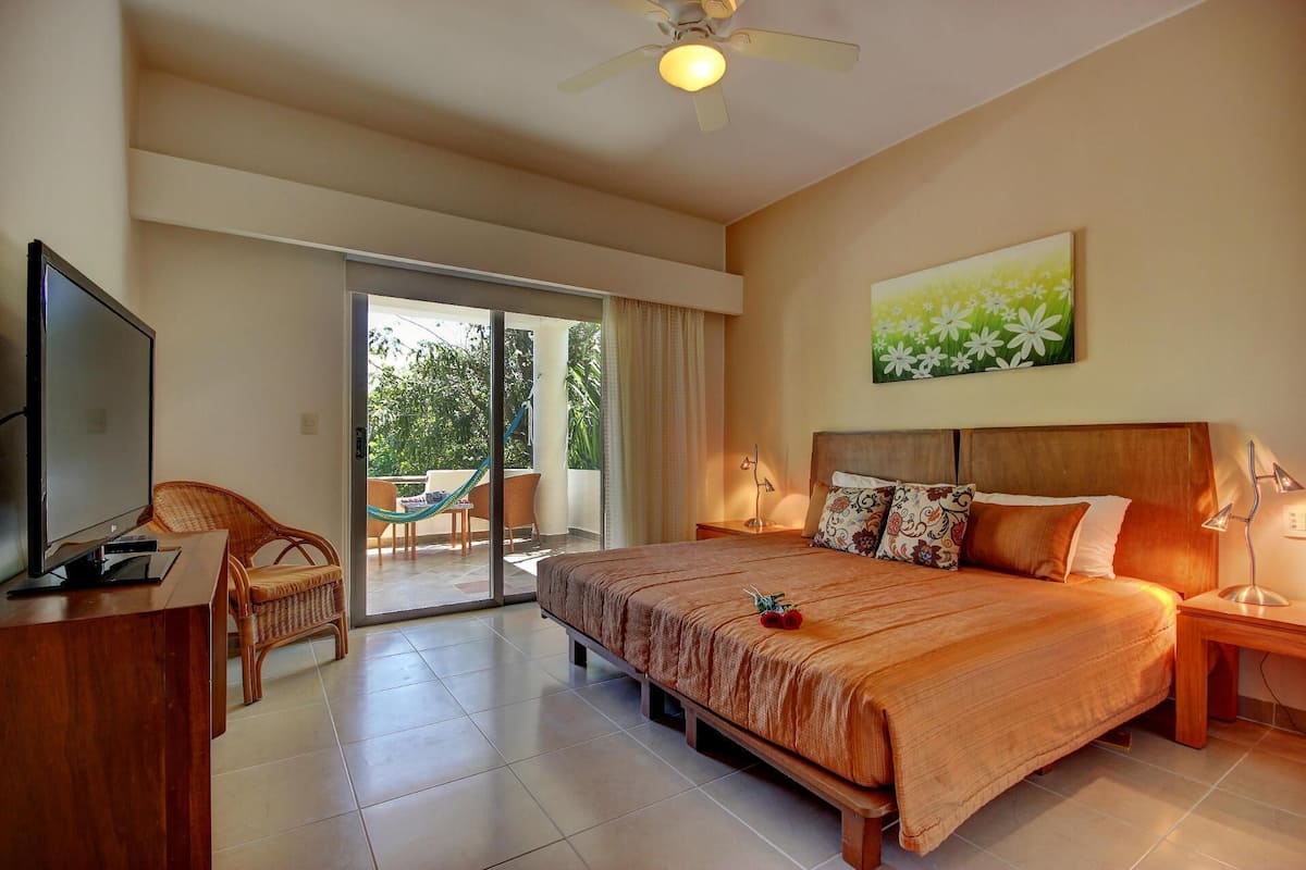 Premium bedding, in-room safe, individually decorated