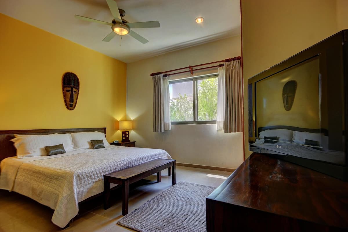 Premium bedding, in-room safe, individually decorated