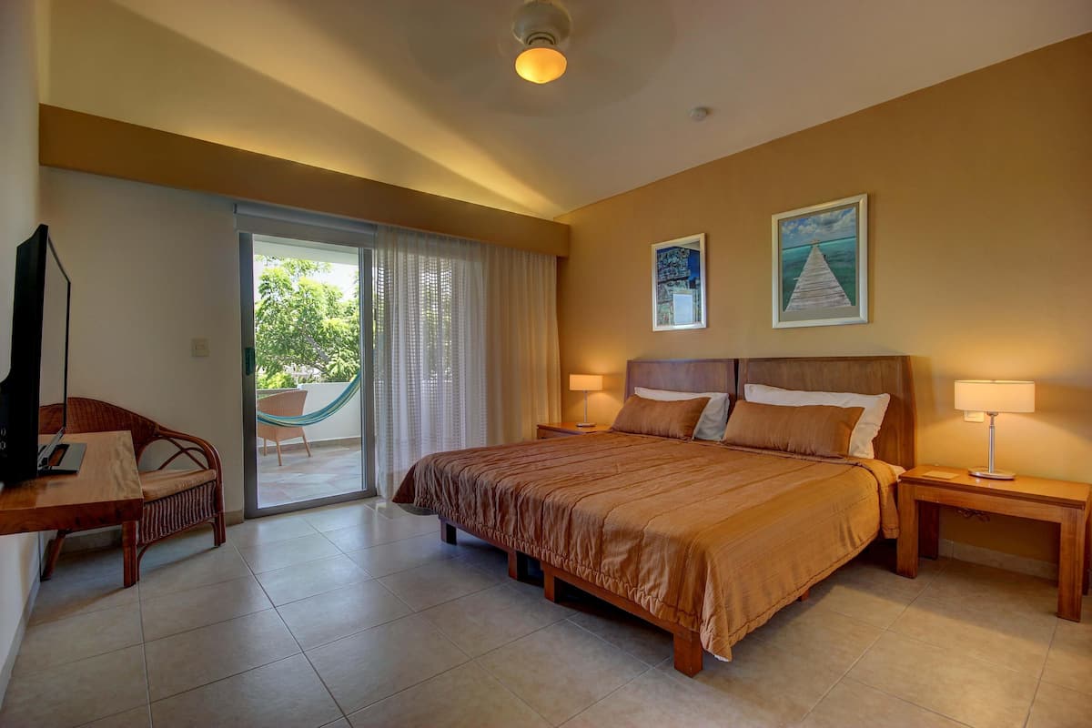 Premium bedding, in-room safe, individually decorated