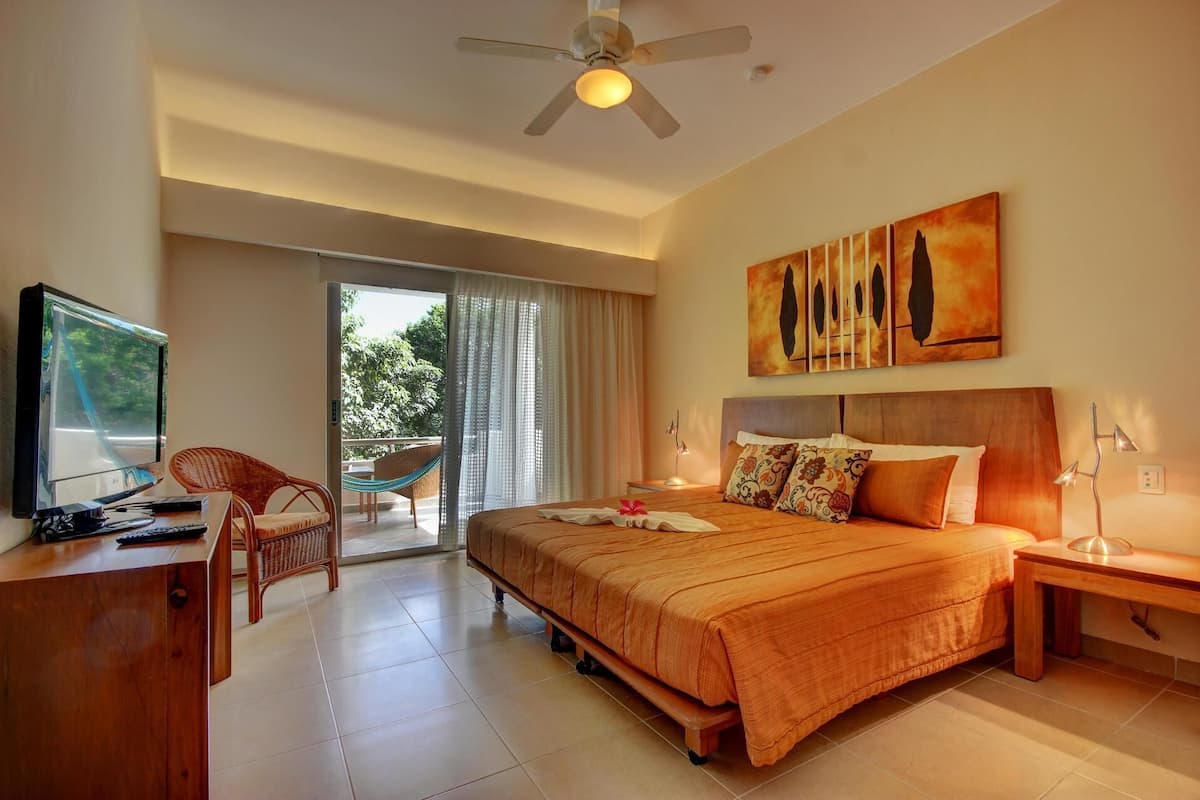 Premium bedding, in-room safe, individually decorated