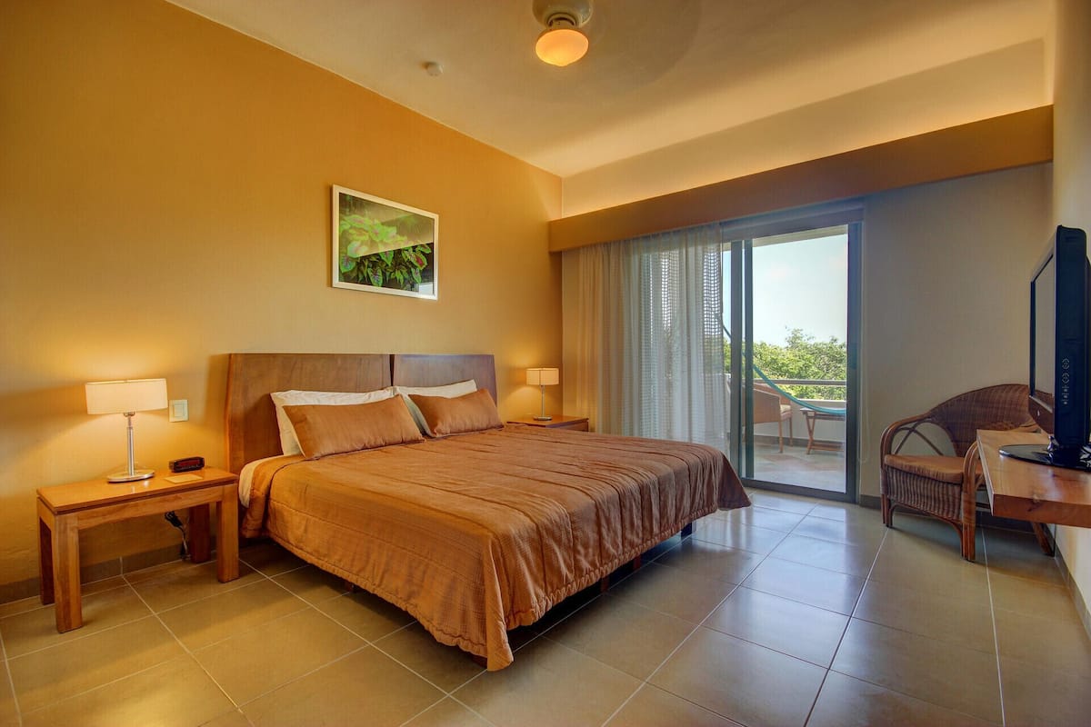 Premium bedding, in-room safe, individually decorated