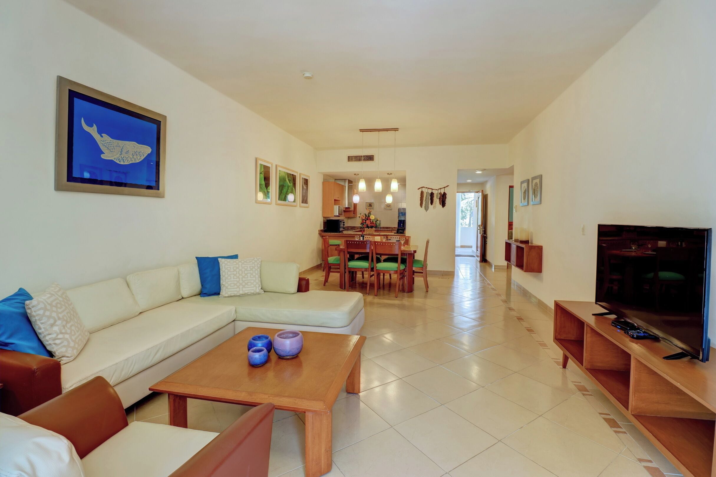 Standaard appartement, 2 slaapkamers, aan tuin | Woonruimte | Een 40-inch flatscreentelevisie met digitale zenders en televisie