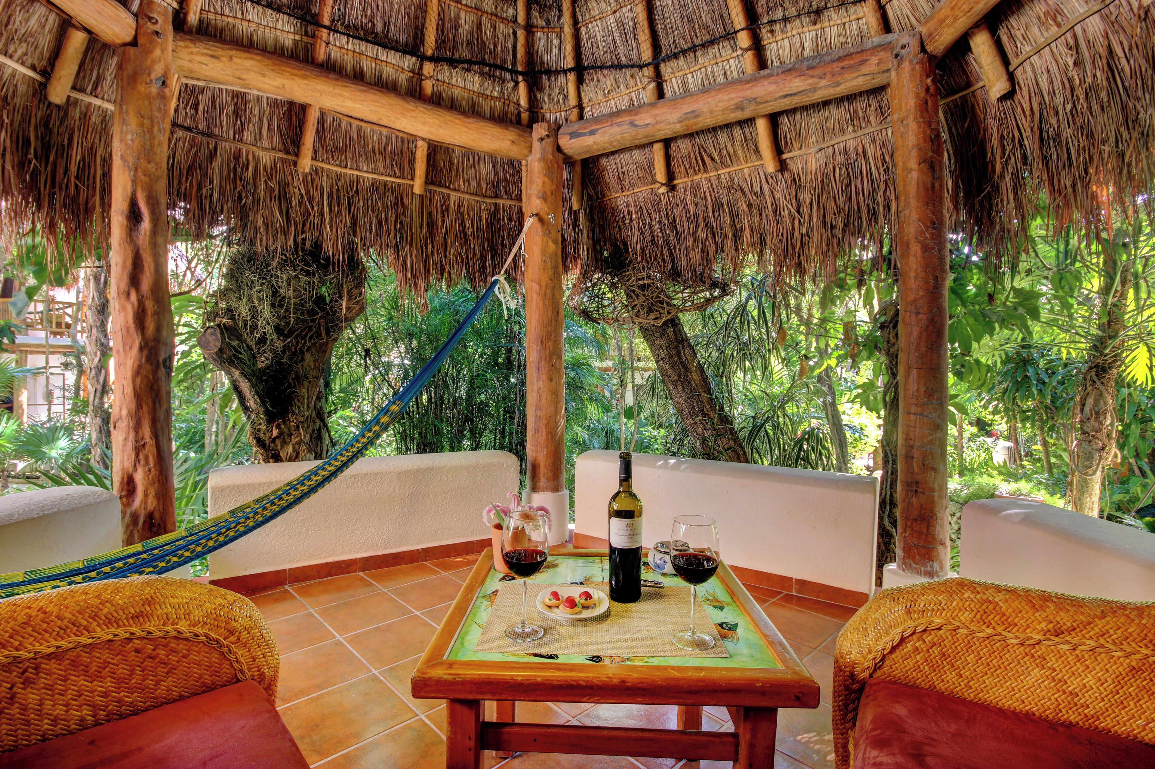 ロマンティック バンガロー キングベッド 1 台 ガーデンビュー | テラス / パティオ