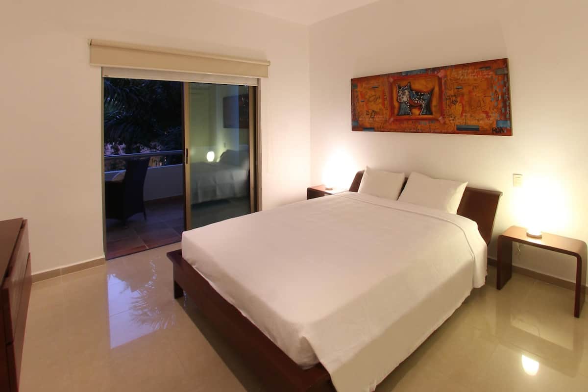 Premium bedding, in-room safe, individually decorated
