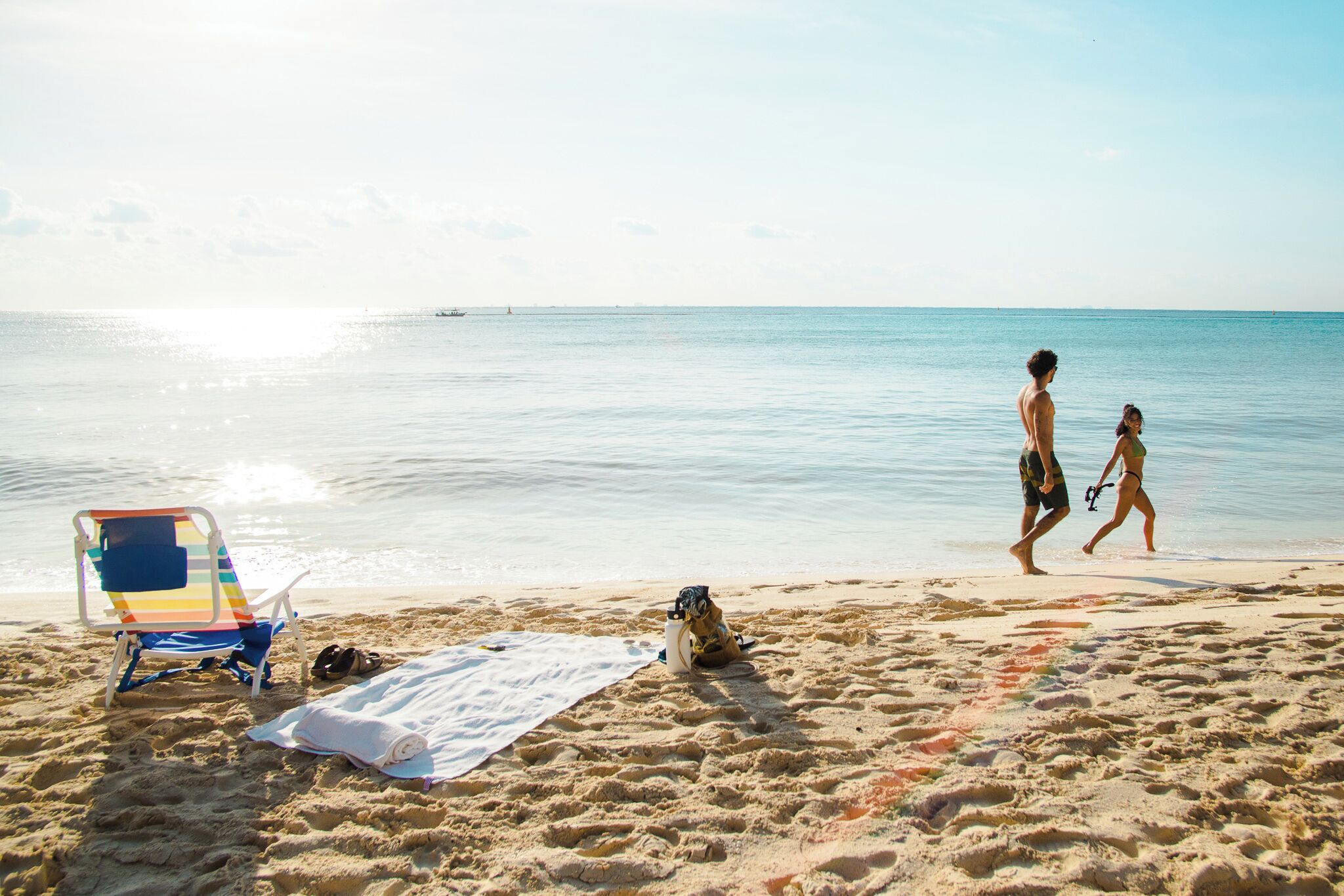 Plage à proximité, sable blanc, parasols, serviettes de plage