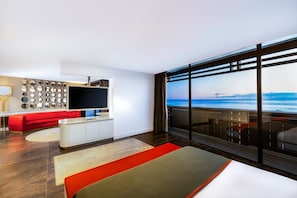 Deluxe Suite | Een minibar, een kluis op de kamer, een bureau, gratis wifi