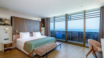 Family Suite Sea View | Minibar, coffres-forts dans les chambres, bureau, Wi-Fi gratuit