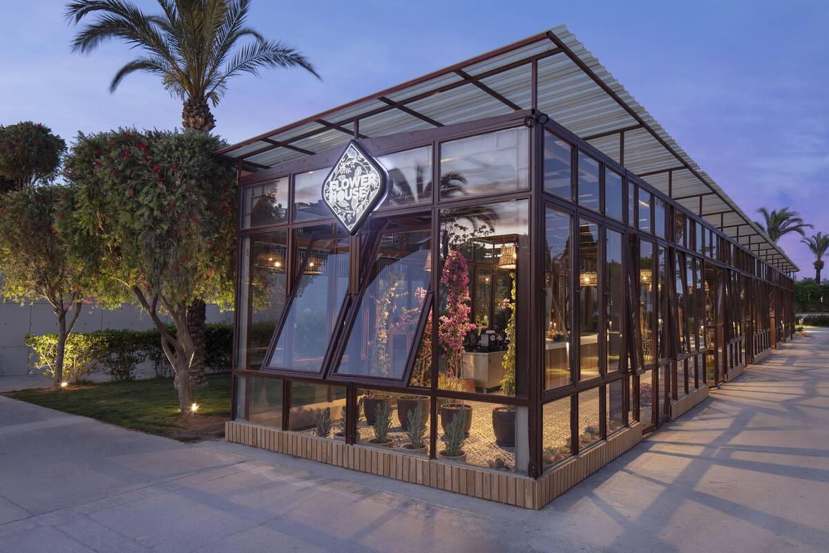 4 bars/lounges, poolside bar, beach bar