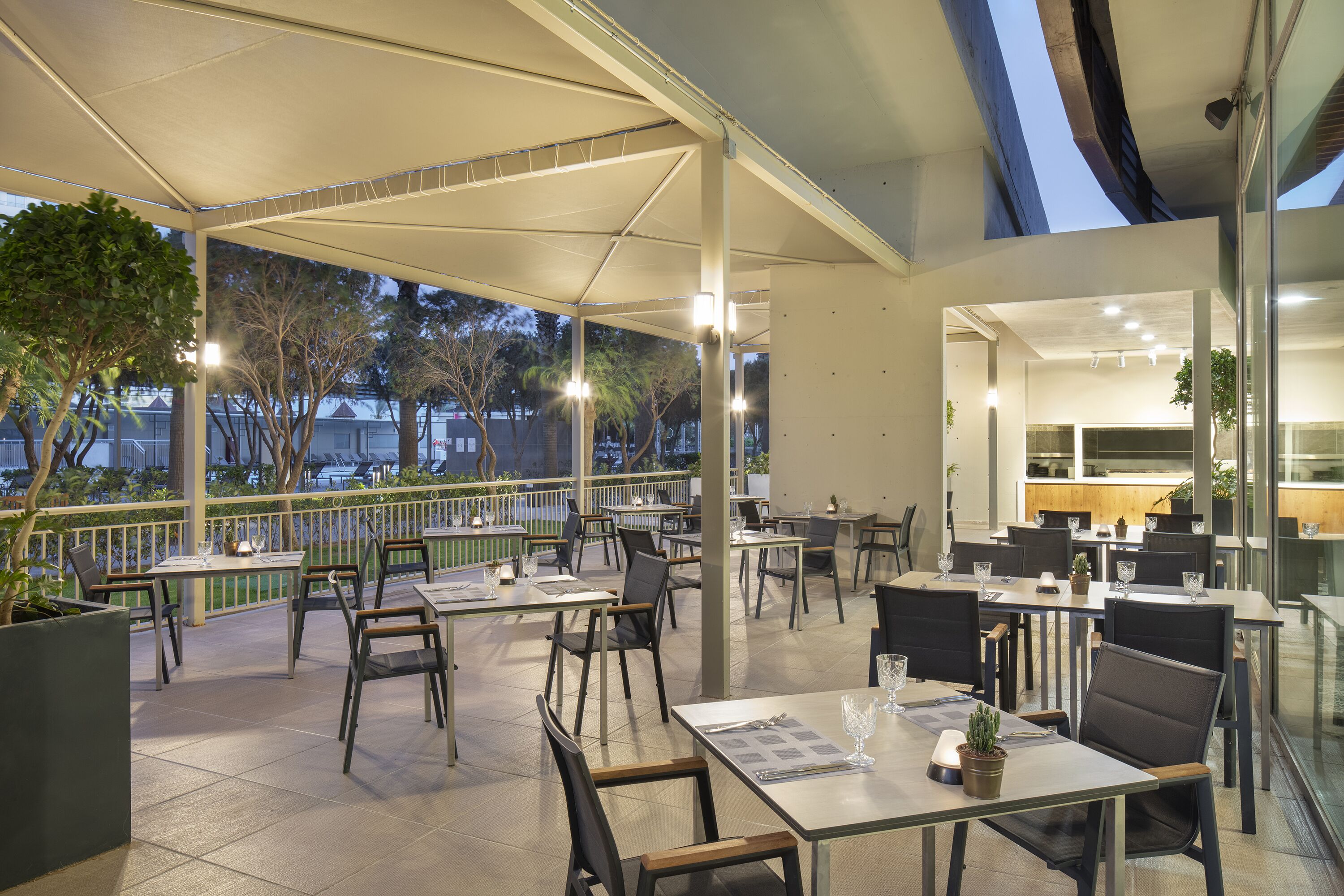 7 restaurants, lunch, dinner, brunch served; vegan cuisine