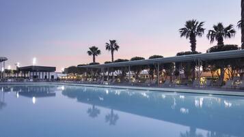 Sisäuima-allas, 2 ulkouima-allasta, aurinkovarjoja, aurinkotuoleja