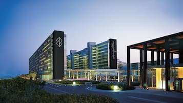 Majoituspaikan julkisivu illalla/yöllä