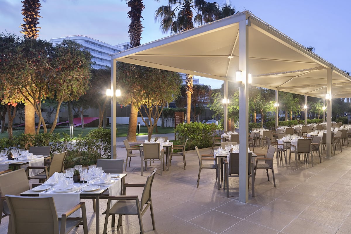 7 restaurants, lunch, dinner, brunch served; vegan cuisine