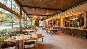 7 か所のレストラン : ランチ、ディナー、ブランチに営業