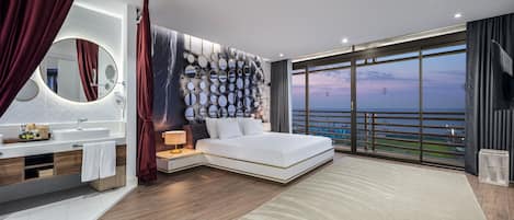 King Suite | 1 bedroom, minibar, in-room safe, desk