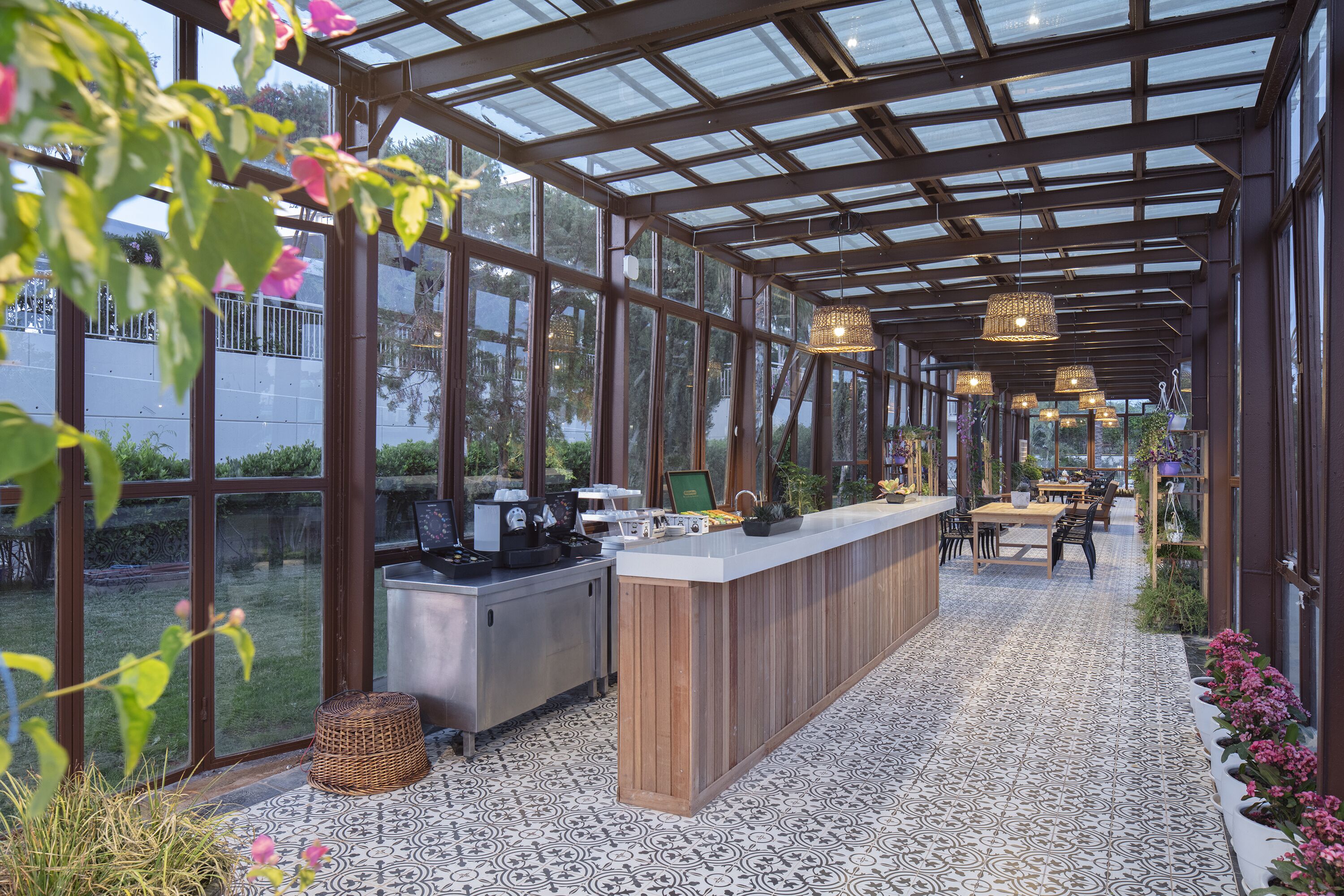 4 bars/lounges, poolside bar, beach bar