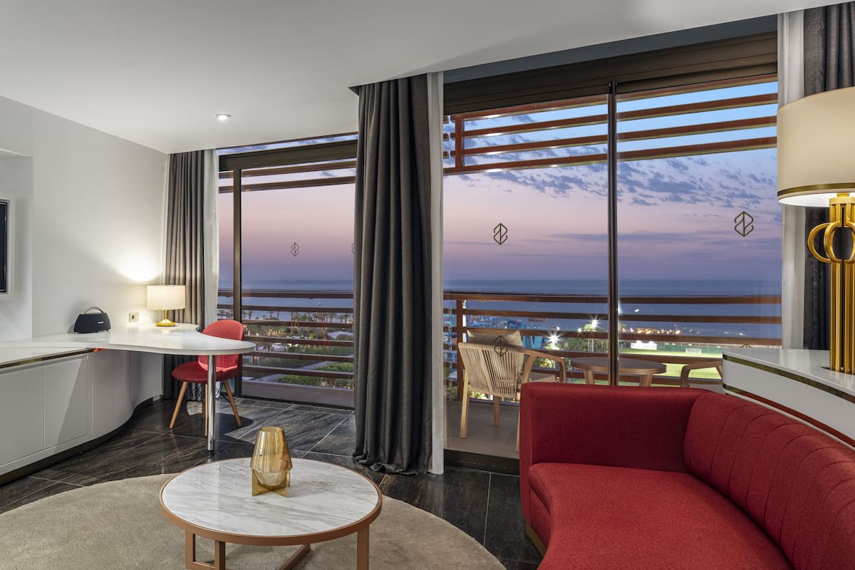 Deluxe Suite | 1 bedroom, minibar, in-room safe, desk
