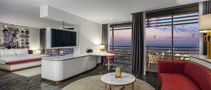 Deluxe Room | 1 bedroom, minibar, in-room safe, desk