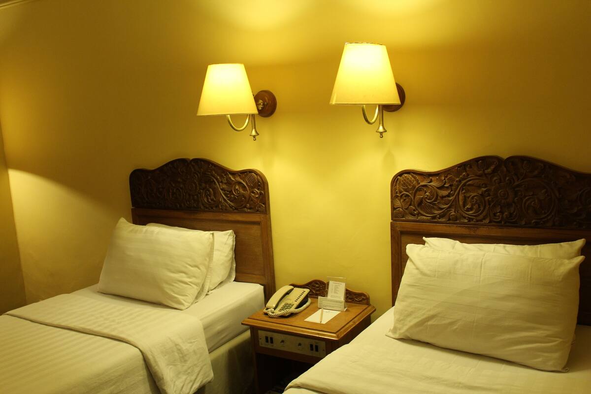 Habitación superior | Escritorio, camas extra, wifi gratis y despertador