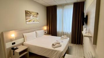 Dobbeltværelse | Premium-sengetøj, dundyner, minibar, pengeskab på værelset