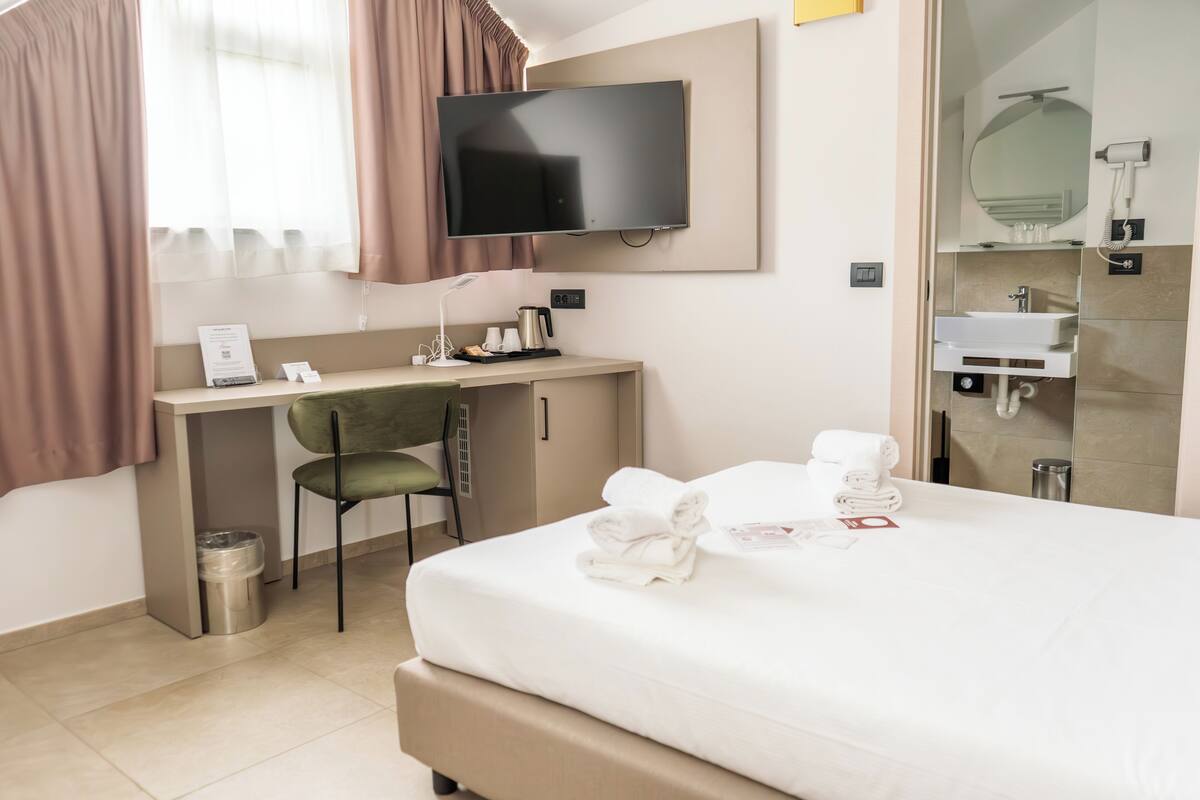 Økonomi-dobbeltrom | Sengetøy av topp kvalitet, dundyner, minibar og safe på rommet