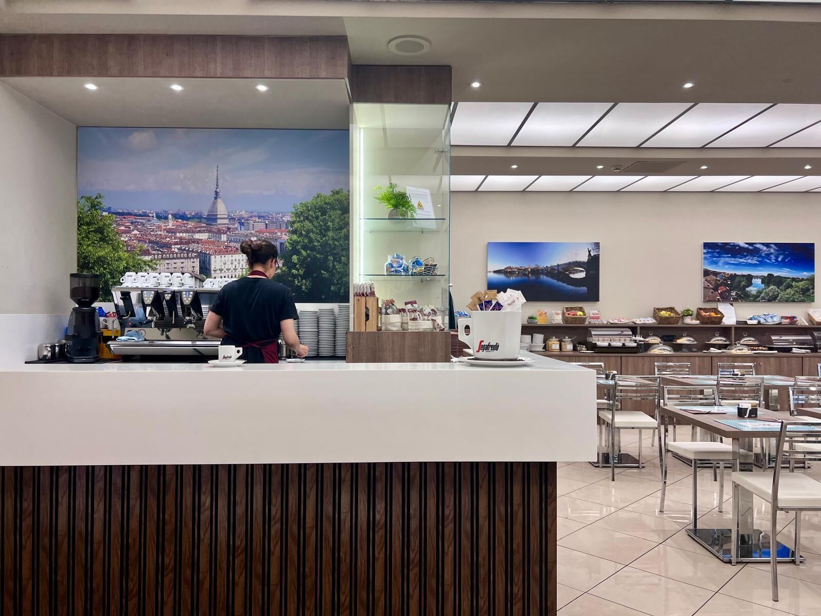 Colazione a buffet, servita tutte le mattine (10 EUR a persona) 