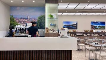 Se ofrece un desayuno bufé (10 EUR por persona)