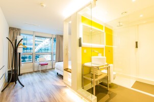 Hochwertige Bettwaren, Zimmersafe, Schreibtisch, Verdunkelungsvorhänge