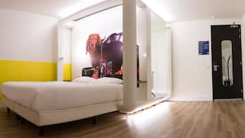 Habitación superior, 1 cama de matrimonio grande | Ropa de cama de alta calidad, caja fuerte, escritorio y cortinas opacas